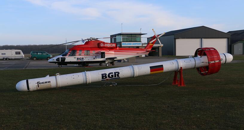 Helicopter en sonde voor het meten van de zoet-zoutverdeling van de ondergrond