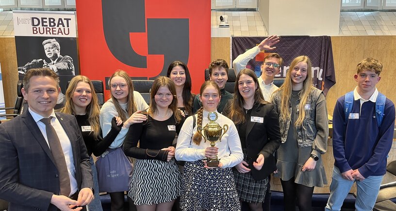 Gedeputeerde De Bat met leerlingen van het Calvijn College tijdens Op weg naar Het Lagerhuis 2024