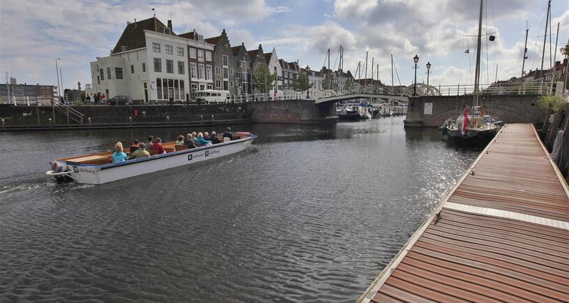 foto van een stadsgezicht van Middelburg aan het water