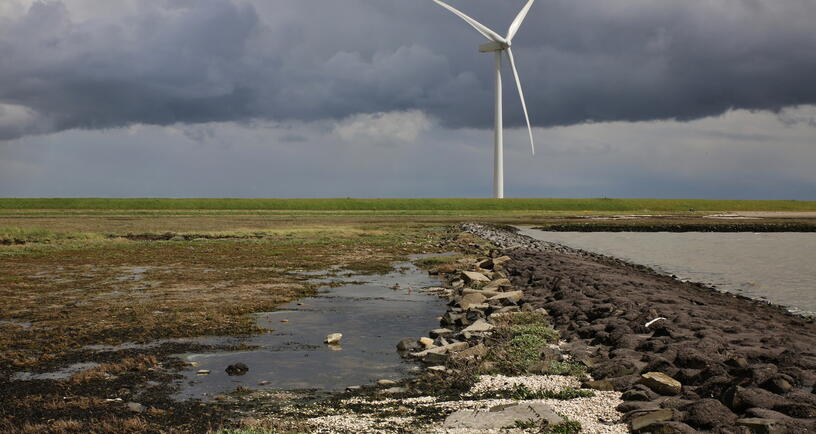 Windmolen aan de kust, dreigende lucht