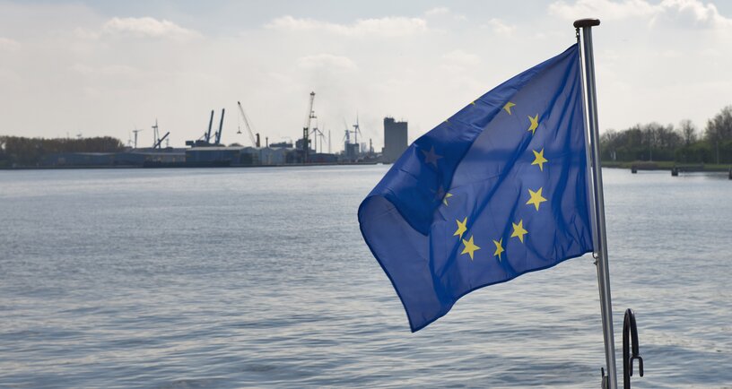 De vlag van de Europese Unie achter op een boot