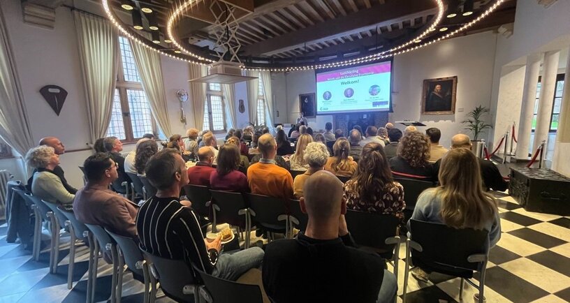 Een zaal met ondernemers die naar een presentatie kijken