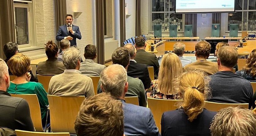 Een zaal met ondernemers die luister naar Jo-Annes de Bat