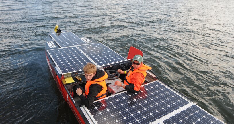 Solarboot van de HZ University of Applied Sciences op het Veerse Meer
