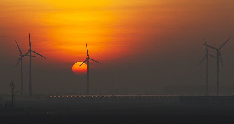 Windmolens bij zonsondergang