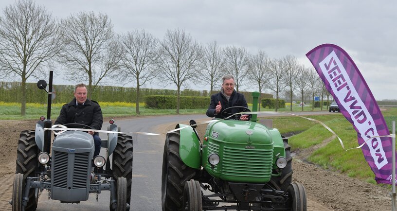 Gedeputeerde Van der Maas en wethouder van Leeuwen openen de nieuwe landbouwweg Poortvliet