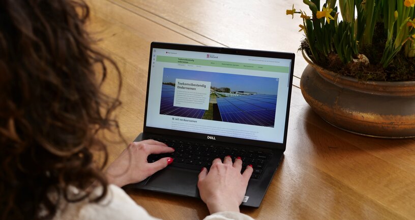 Ondernemer achter laptop