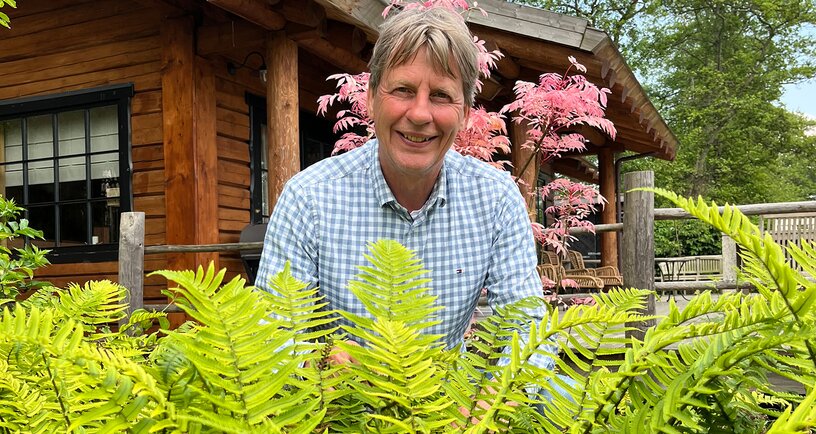 John Bijl in z’n tuin met de Jurassic Gold varen op de voorgrond