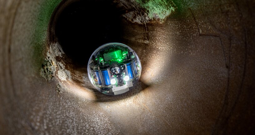 Bolvormige robot die wanddiktes van leidingen kan inspecteren. Beeld: KicMPi