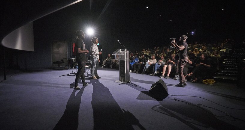 Rappers Docta en Benito tijdens open podium de Kraamkamer tijdens Film by the Sea. Beeld Marcel Kentin