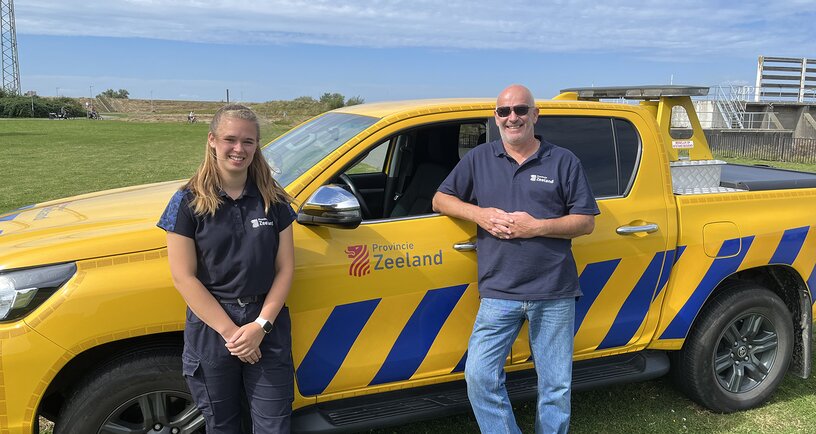 Merel van Wijck en Johnny Dieleman bij gele wagen van de Provincie