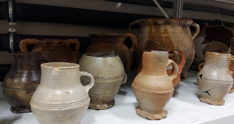 Archeologische gevonden kruiken in het Archeologisch depot
