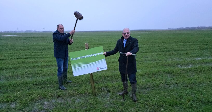 Gedeputeerden Arno Vael en Wilfried Nielen slaan de paal op de experimenteergrond