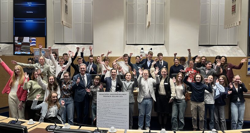 Gedeputeerde Harry van der Maas en deelnemers van het Zeeuws Jongerenparlement 2024