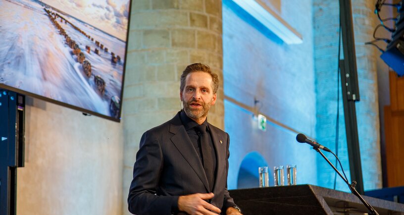 Afbeelding van commissaris De Jonge die zijn nieuwjaarstoespraak houdt