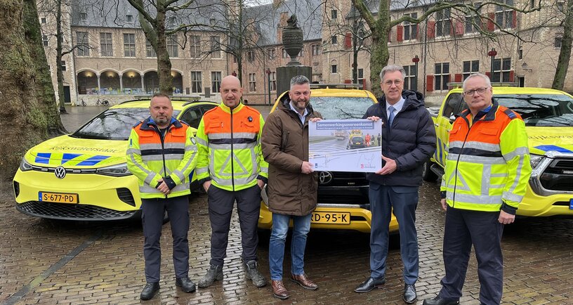 Gedeputeerde Van der Maas, Jos Roeberding van Rijkswaterstaat en weginspecteurs van Provincie en Rijkswaterstaat ondertekenen samenwerkingsovereenkomst