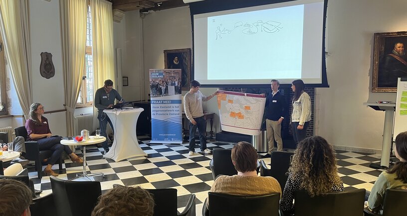 Jongeren presenteren tijdens denktanksessie ruimte van Jouw Zeeland