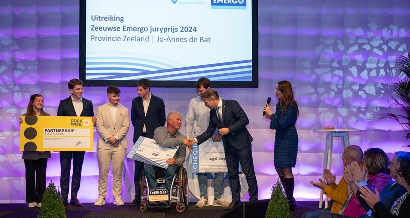Uitreiking van de Zeeuwse Emergo juryprijs 2024 door gedeputeerde Jo-Annes de Bat