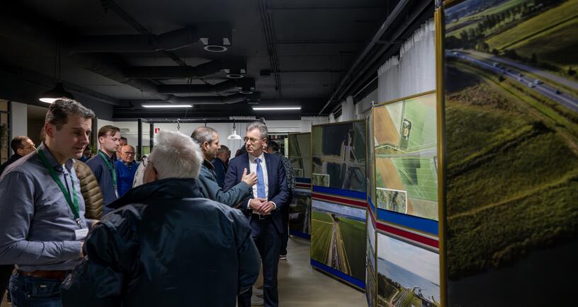 Gedeputeerde Van der Maas bij de inloopavond over de Deltaweg in Goes