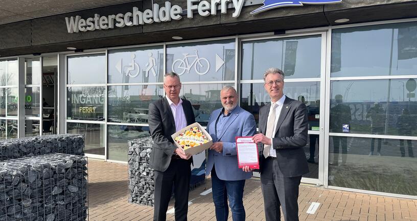 Gedeputeerde Van der Maas feliciteert de directie van de Westerschelde Ferry met het goede resultaat bij de OV-Klantenbarometer 2024