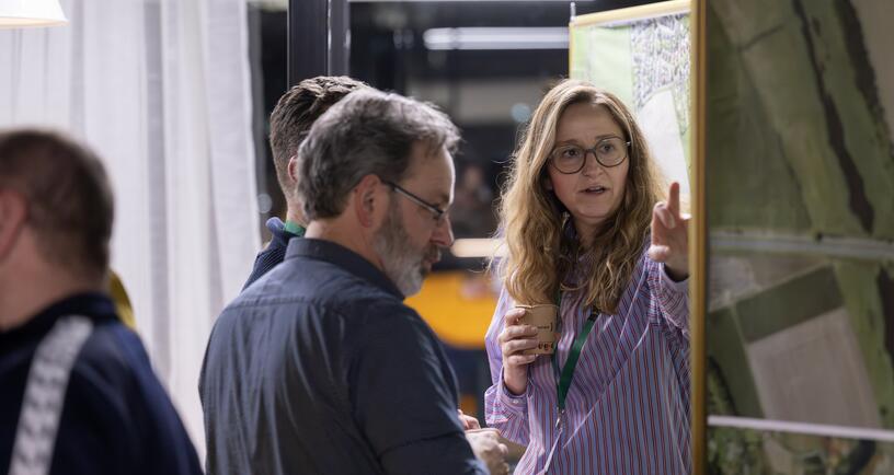Projectleider Ilse Deurwaarder in gesprek tijdens de inloopavond over de Deltaweg in Goes