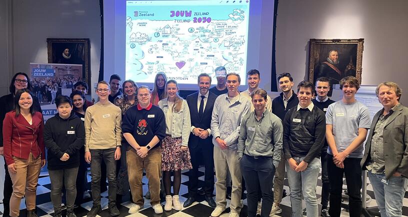 Waarnemend commissaris van de Koning Hugo de Jonge met jongeren tijdens de denktanksessie Zeeland 2050