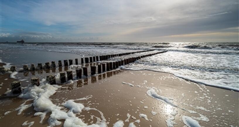 Zeeuws strand met ondergaande zon