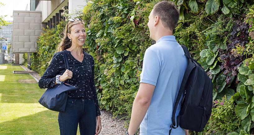 Studenten voor groene muur HZ gebouw