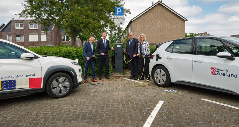 Gedeputeerde Van der Maas en gedeputeerde Zevenbergen van Provincie Zuid-Holland bij het 25.000ste laadpunt