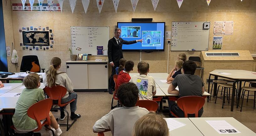 Gedeputeerde Van der Maas geeft een gastles over de Holocaust op een basisschool in Zoutelande