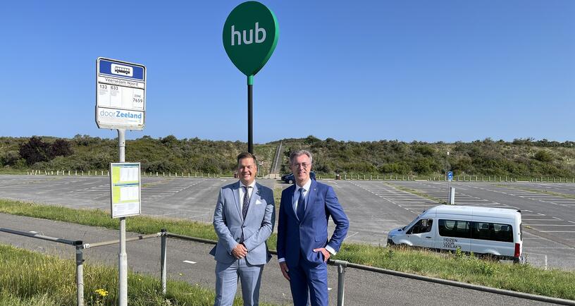 Gedeputeerde Van der Maas en wethouder Van Belzen bij een hub in Noord-Beveland