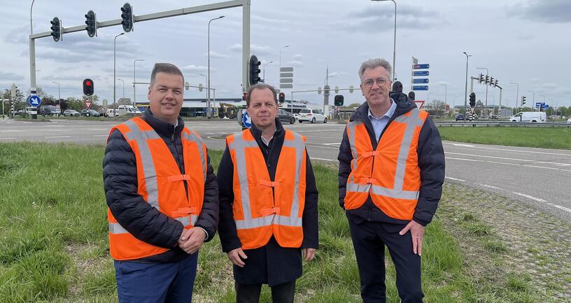 Gedeputeerde Van der Maas en wethouders Van Belzen en Meulblok bij de Deltaweg