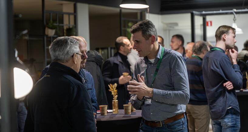 Technisch manager Leen van den Boogert in gesprek met inwoners tijdens een inloopavond voor de Deltaweg