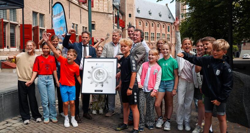 Kinderen met bestuurders en UCI Bike Label op Abdijplein