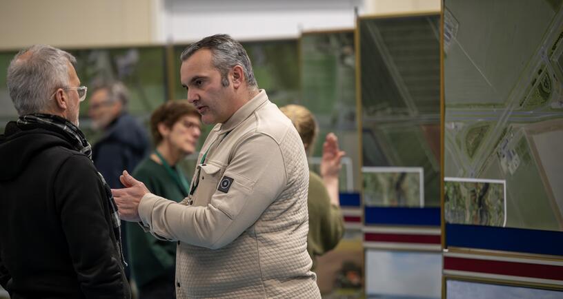 Martin van Moolenbroek van Haskoning in gesprek met inwoners over de Deltaweg