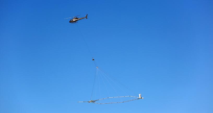 De helikoper met de installatie