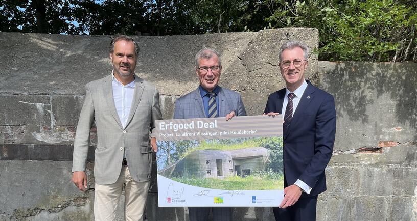 Gedeputeerde Van der Maas en wethouders Tuk en De Jonge ondertekenen Erfgoed Deal Landfront Vlissingen
