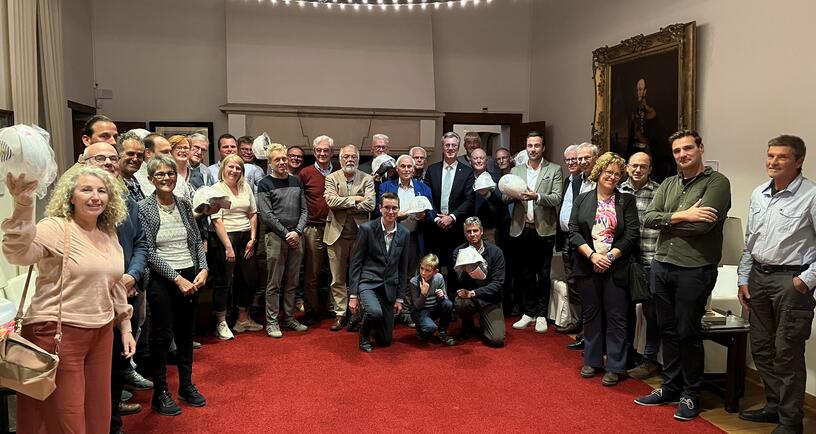 Gedeputeerde Van der Maas met de subsidieontvangers voor rijksmonumenten 2025
