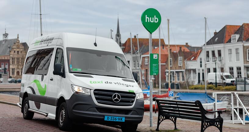 Bus taxi de vlieger bij Hub Zierikzee. Beeld: Percy's