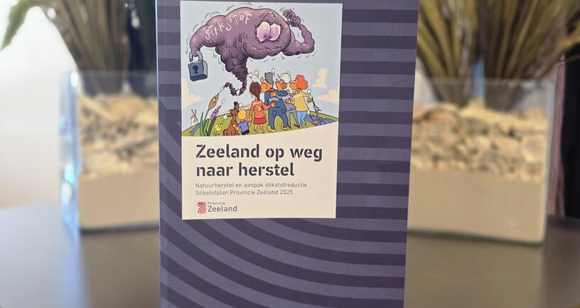 Een gedrukte versie van het Zeeuwse stikstofplan staat gepresenteerd op een tafel