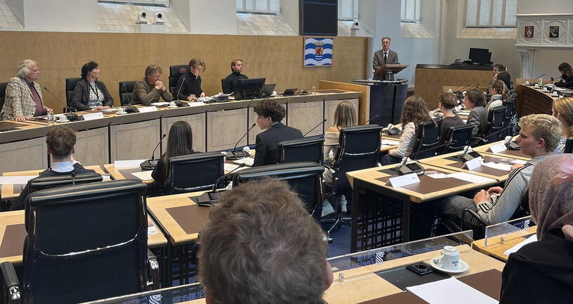 Gedeputeerde Van der Maas opent het Provinciaal Jeugddebat 2025 in de Statenzaal