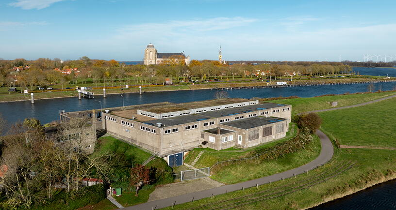 Luchtfoto van het Mijnenmagazijn met in achtergrond de Grote Kerk van Veere