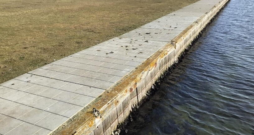 Damwandkade Schelphoek Veerse Meer vanaf het water.