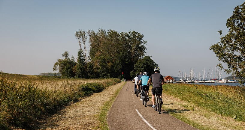 Fietsers op fietspad bij het Veerse Meer. Foto van Gemeente Middelburg.