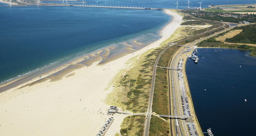 Luchtfoto van de Veerse Gatdam met zicht op de Oosterscheldekering.
