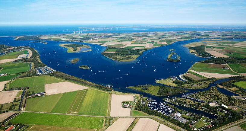 Luchtfoto Veerse Meer met de V vorm van het meer in beeld.