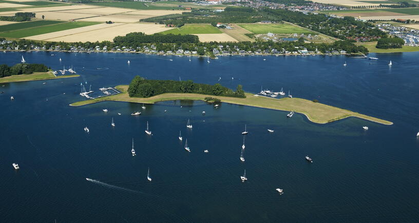 Luchtfoto Veerse Meer met het meer en het omliggend landschap in beeld.
