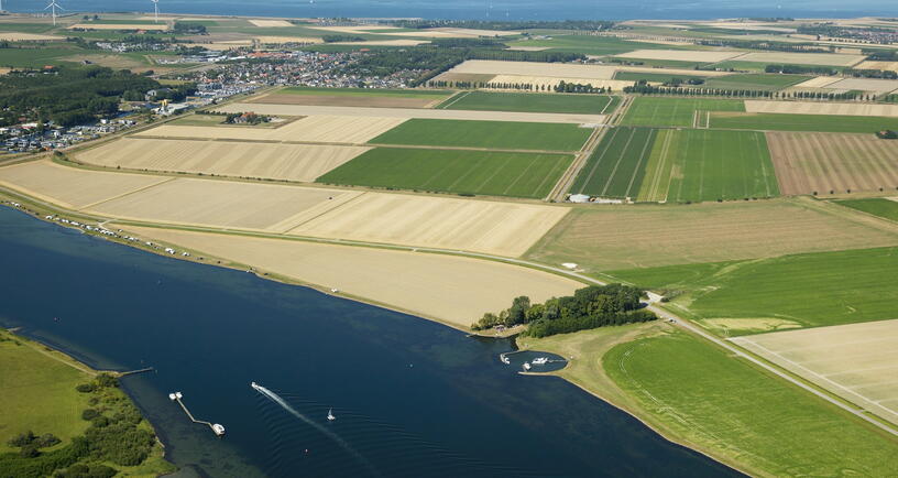 Luchtfoto van het omliggend agrarisch landschap bij het Veerse Meer.