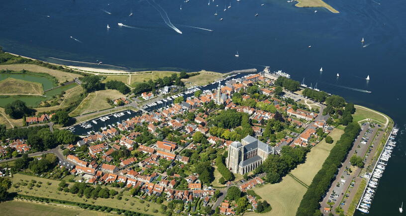 Luchtfoto van de stad Veere bij het Veerse Meer.