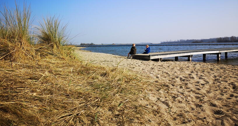 Dagrecreatie langs de oevers van het Veerse Meer. Twee kinderen op een steiger.
